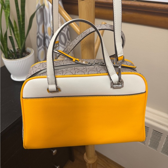 GORGEOUS Yellow/Orange CLAVIN KLEIN Purse 💛 - Picture 3 of 8